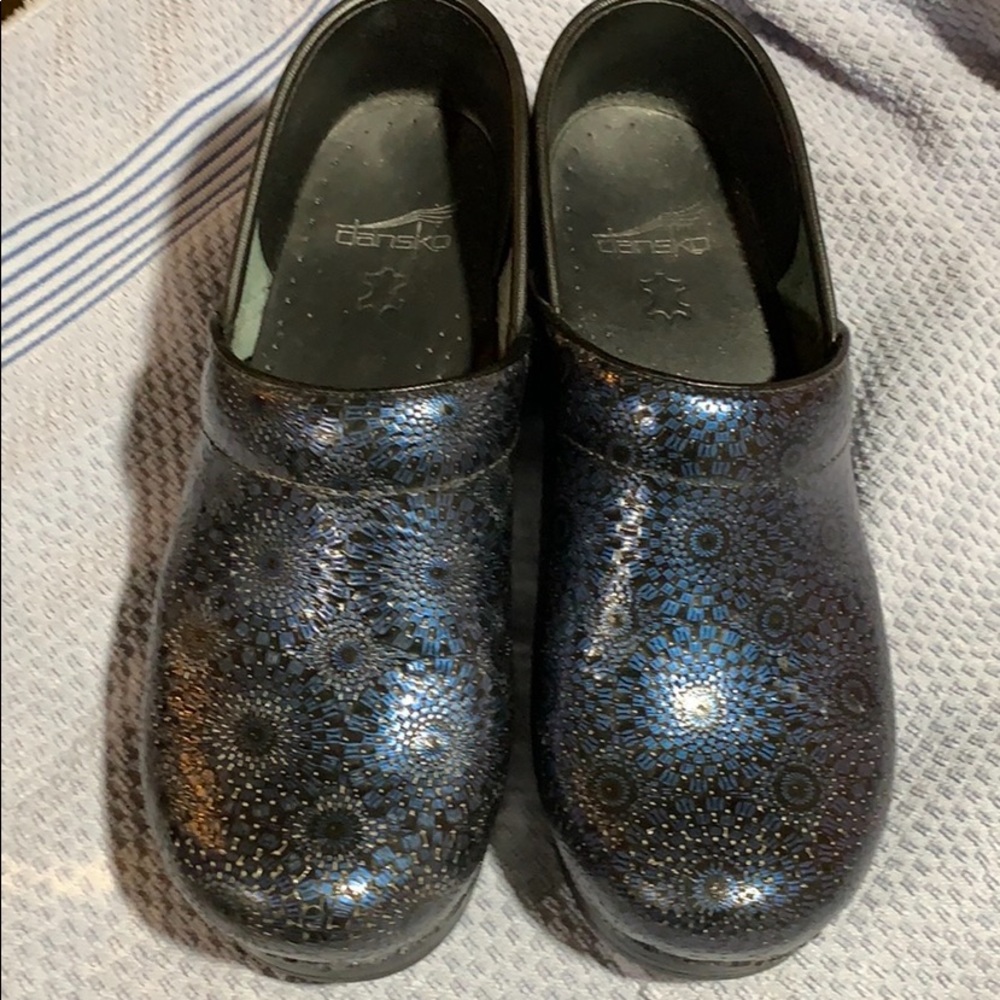 Dansko woman's nurse shoes